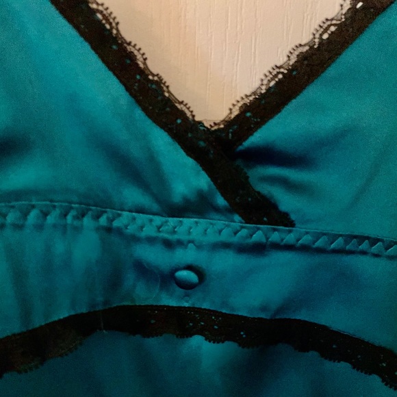 Beautiful satin top - Picture 3 of 3